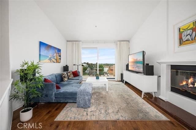 Huntington Beach, CA 92649,5142 Warner #305