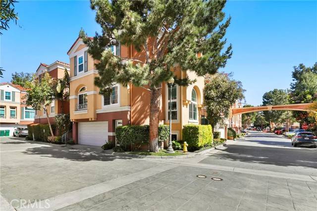 Irvine, CA 92606,21 Medici Aisle