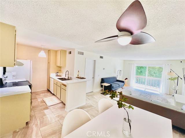 Valencia (santa Clarita), CA 91355,23515 Lyons Avenue #232