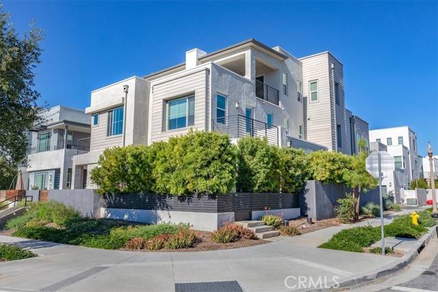 Irvine, CA 92618,209 Paramount