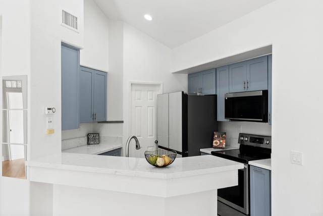 San Diego, CA 92122,7215 Calabria Ct #74