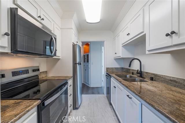 Redondo Beach, CA 90277,630 The Village #117
