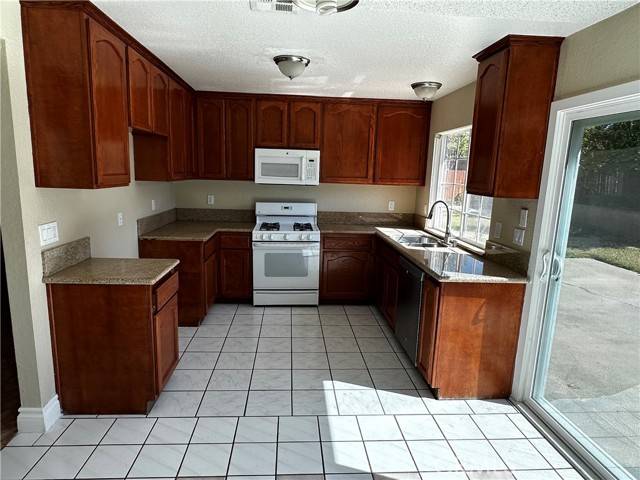 Fontana, CA 92335,9963 Eugenia Avenue