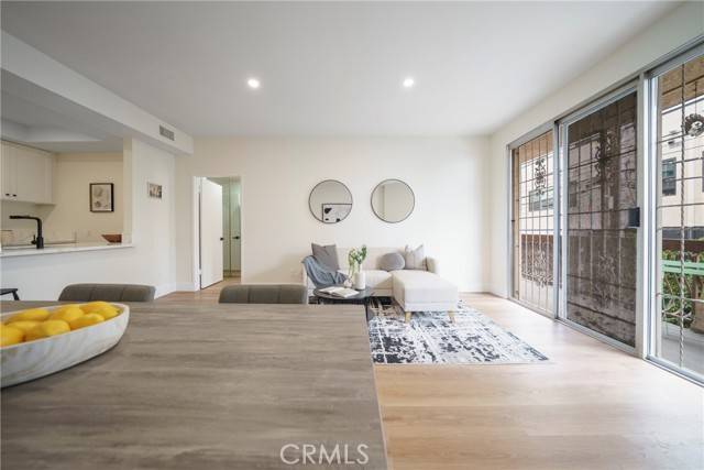 Los Angeles, CA 90048,104 S Hayworth Avenue #204