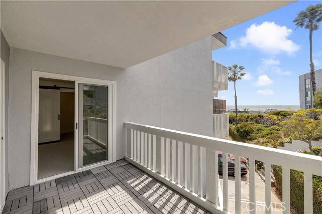 Redondo Beach, CA 90277,660 The Village #204