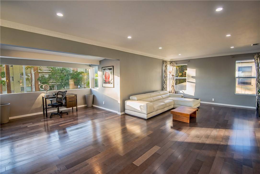 Los Angeles, CA 90019,1210 S Cochran Avenue