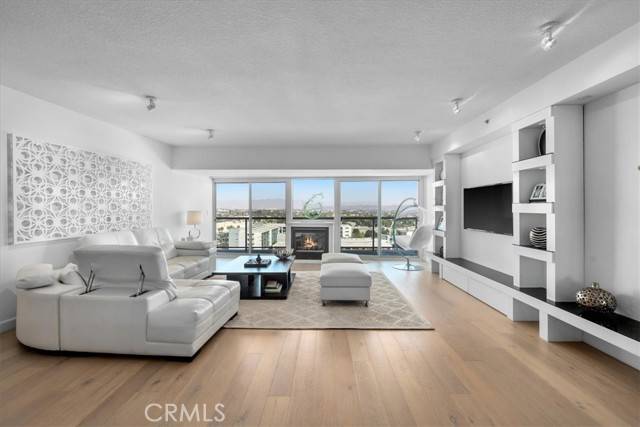 Marina Del Rey, CA 90292,13600 Marina Pointe Dr. #1205