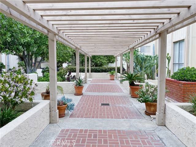 Encino (los Angeles), CA 91316,17711 Margate Street #207