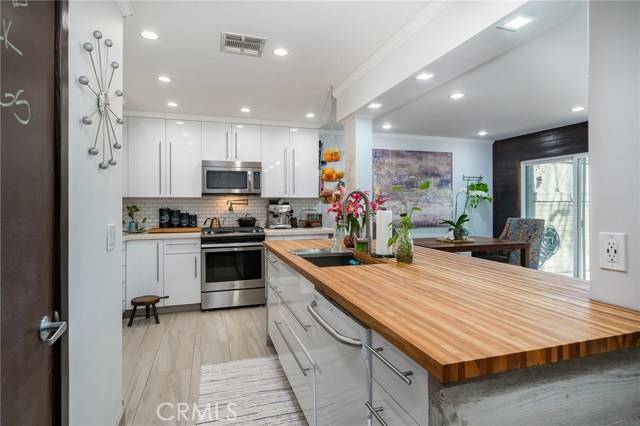 Woodland Hills (los Angeles), CA 91367,22111 Burbank Boulevard #3