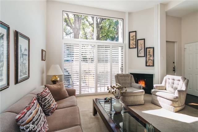 Woodland Hills (los Angeles), CA 91367,22317 Erwin Street