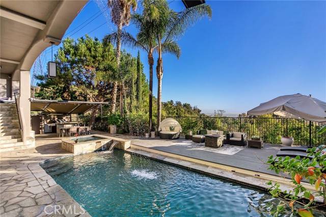 Los Angeles, CA 90068,7218 Mulholland Drive