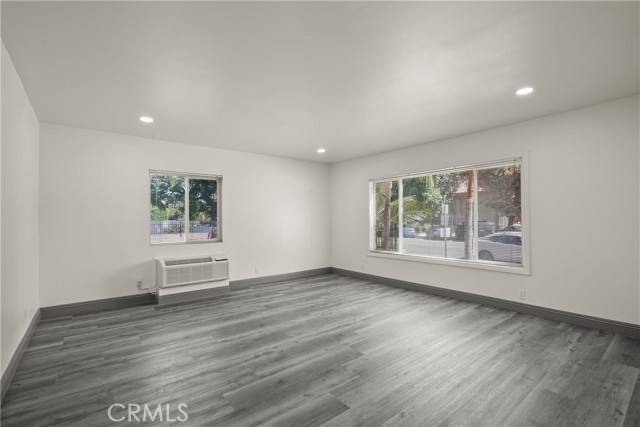 Van Nuys (los Angeles), CA 91401,14335 Hamlin Street