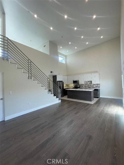 Los Angeles, CA 91406,6445 Woodley Avenue #202