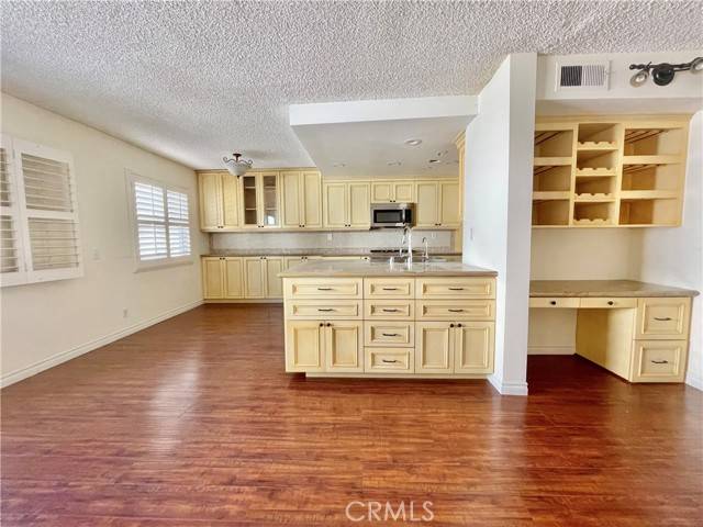 Woodland Hills (los Angeles), CA 91367,22287 Erwin Street #1/2