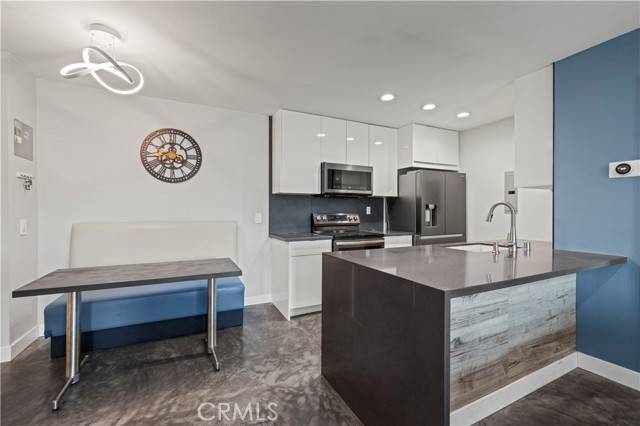 Valencia (santa Clarita), CA 91355,23515 Lyons Avenue #246