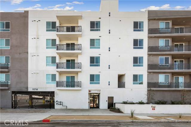 North Hollywood (los Angeles), CA 91606,11714 Archwood Street #206