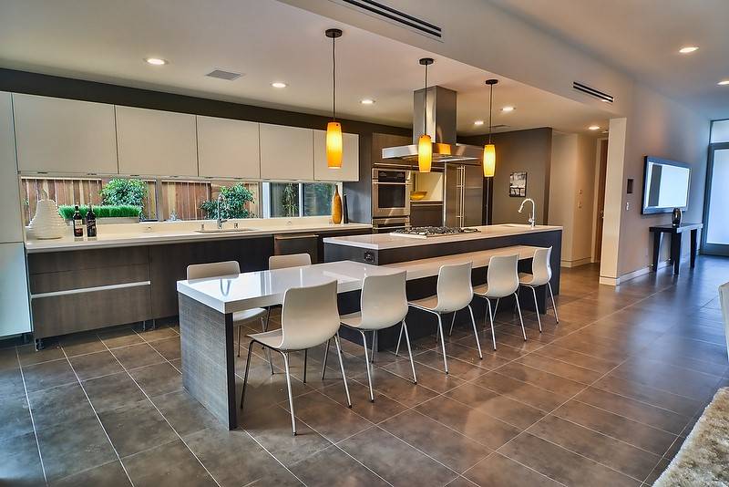 Encino (los Angeles), CA 91436,16500 Moorpark Street