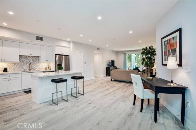 Studio City (los Angeles), CA 91602,10718 Acama Street #202