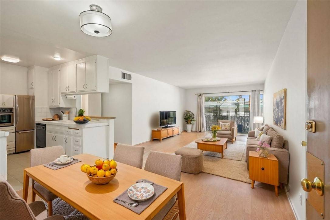 Toluca Lake (los Angeles), CA 91602,10240 Camarillo Street #204
