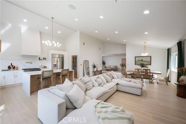 Encino (los Angeles), CA 91316,5839 White Oak Avenue