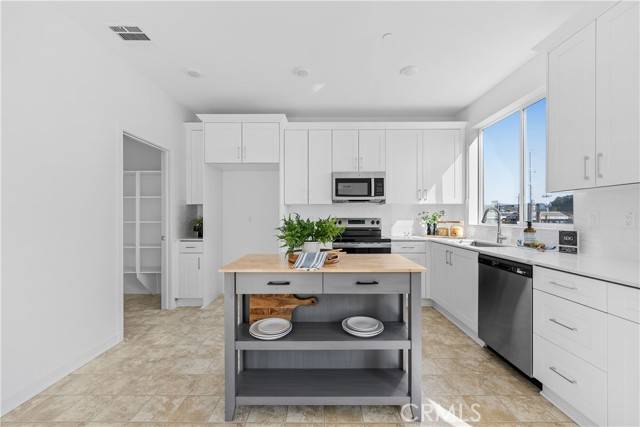 North Hills (los Angeles), CA 91343,9431 N Sepulveda Blvd. #1