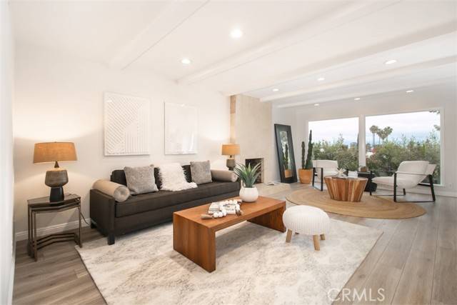 Woodland Hills (los Angeles), CA 91364,22385 Macfarlane Drive