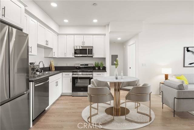 North Hollywood (los Angeles), CA 91606,11714 Archwood Street #505