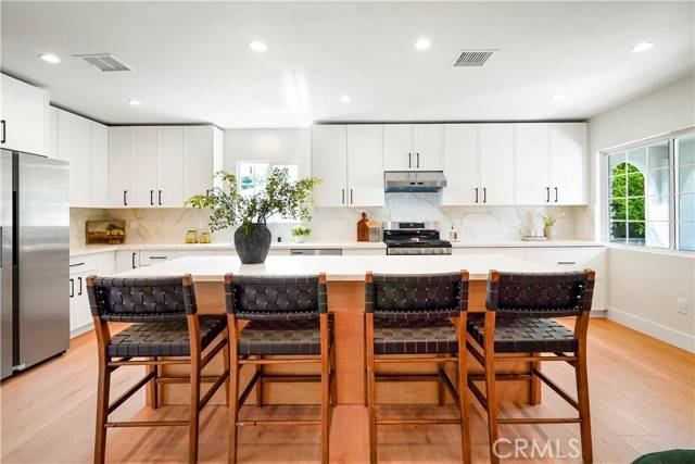 Tarzana (los Angeles), CA 91335,18324 Sylvan Street