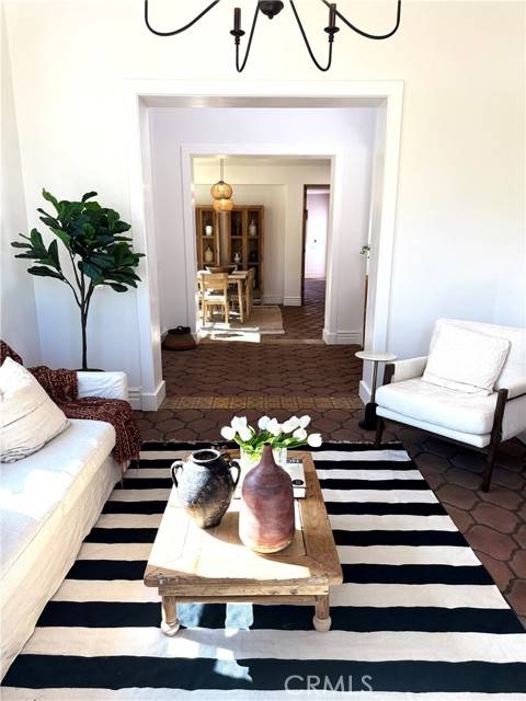 Valencia (santa Clarita), CA 91355,24395 Las Palmas Street