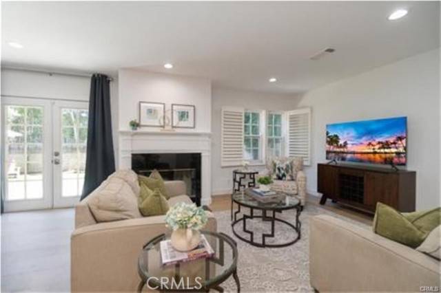 Encino (los Angeles), CA 91316,5840 White Oak Avenue