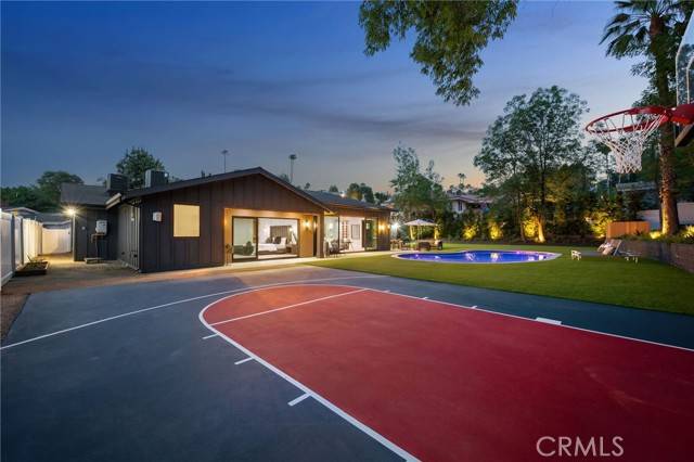 Woodland Hills (los Angeles), CA 91364,20215 Lorenzana Drive