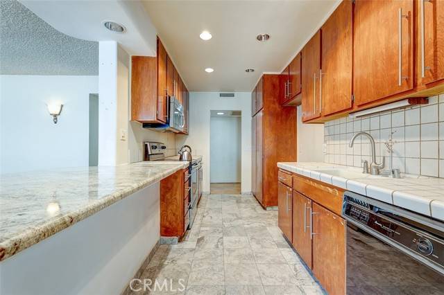 Encino (los Angeles), CA 91316,5454 Zelzah Avenue #215