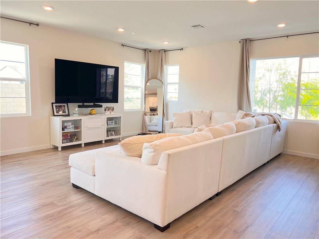Valencia (santa Clarita), CA 91381,27620 Symphony Place