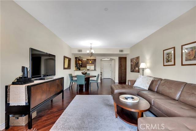 Sherman Oaks, CA 91423,13200 Moorpark Street #201