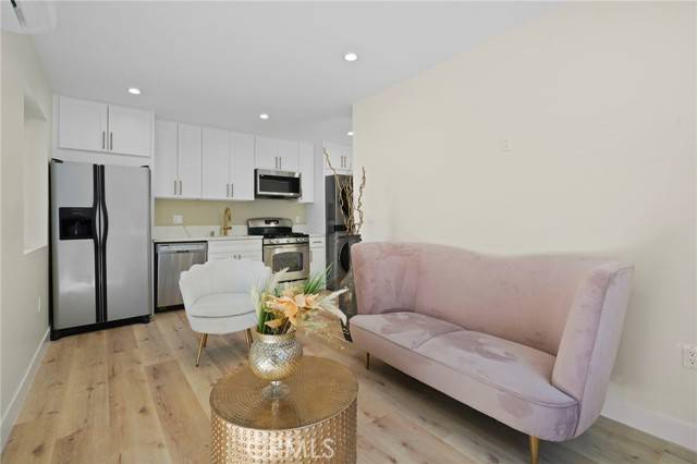 Woodland Hills (los Angeles), CA 91364,21703 Costanso