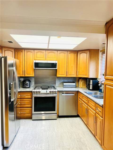 Reseda (los Angeles), CA 91335,18958 Sherman Way #19