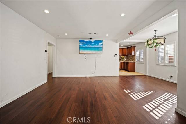 Canoga Park (los Angeles), CA 91303,22020 Saticoy Street