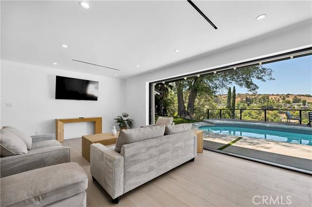 Encino (los Angeles), CA 91436,17072 Oak View Drive