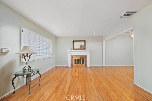 Los Angeles, CA 91406,6912 Louise