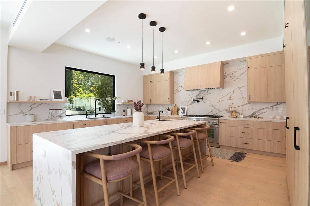 Woodland Hills (los Angeles), CA 91367,22616 Hatteras Street