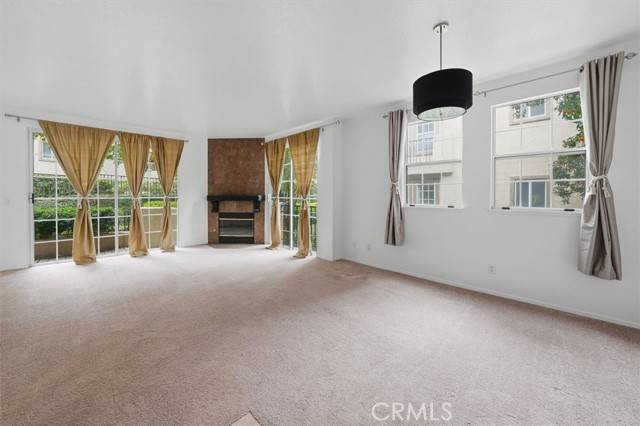 Valencia (santa Clarita), CA 91355,24115 Del Monte Drive #75