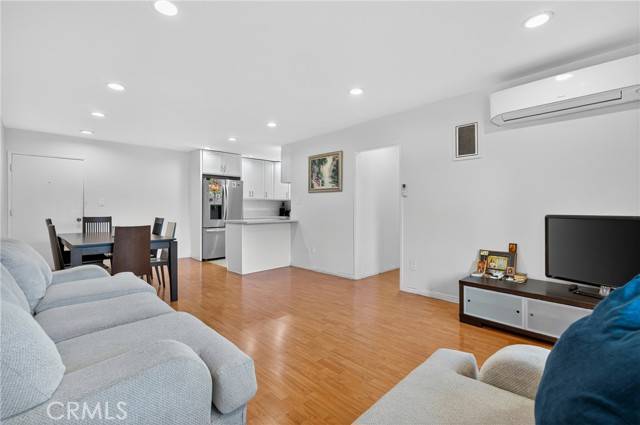 North Hollywood (los Angeles), CA 91605,7826 Laurel Canyon Boulevard #17