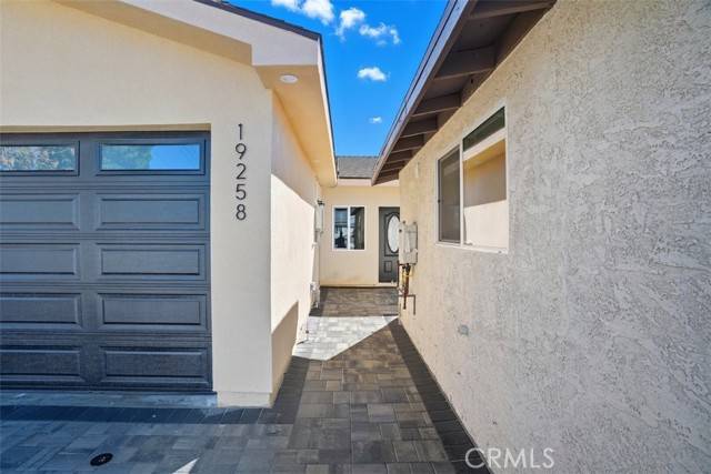 Reseda (los Angeles), CA 91335,19258 Strathern St.