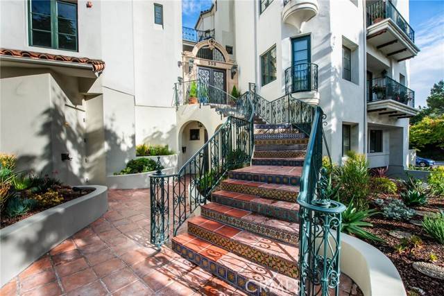 Beverly Hills, CA 90212,558 Hillgreen Drive #207