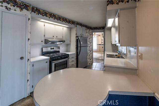 Hemet, CA 92543,332 N Lyon #82