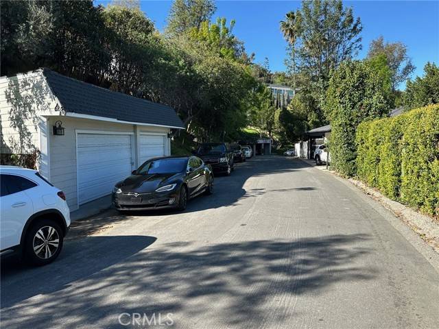 Los Angeles, CA 90068,3907 Fredonia Drive
