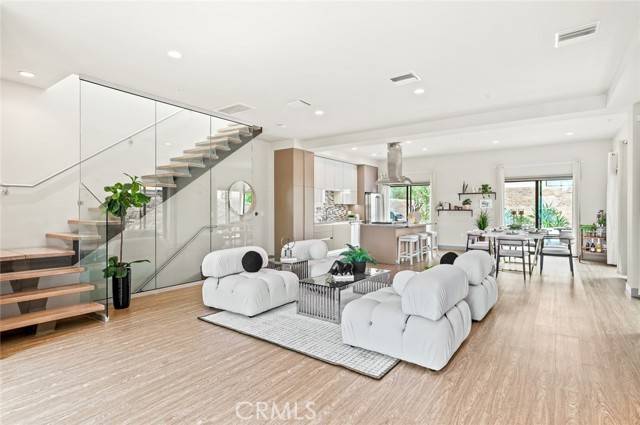 Tarzana (los Angeles), CA 91356,18719 Redwing Street