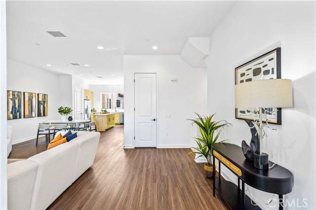 Irvine, CA 92618,1073 Cadence