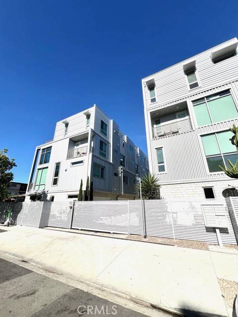 Los Angeles, CA 90038,6016 W Beachwood Lane