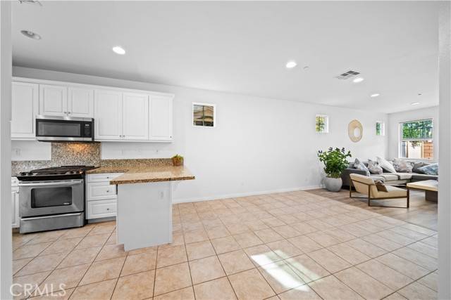 Ontario, CA 91764,2927 E Via terrano